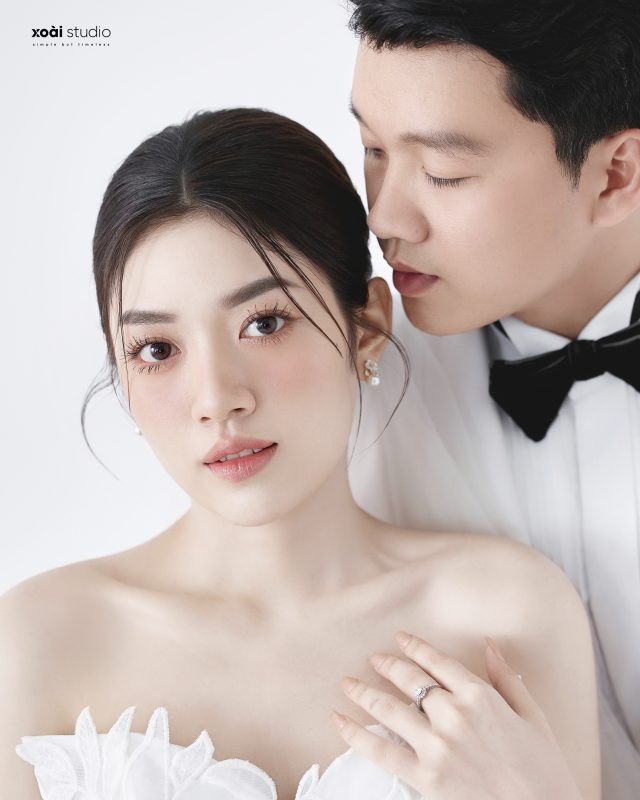 Ảnh cưới studio cô dâu chú rể với ánh sáng tối giản tại Xoài Weddings