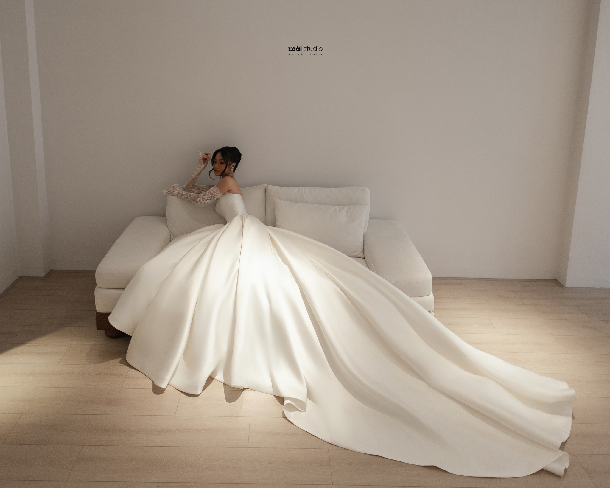 Váy cưới dáng xòe Xoài Weddings Cô dâu mặc váy cưới dáng xòe trong không gian chuẩn bị tại Xoài Weddings