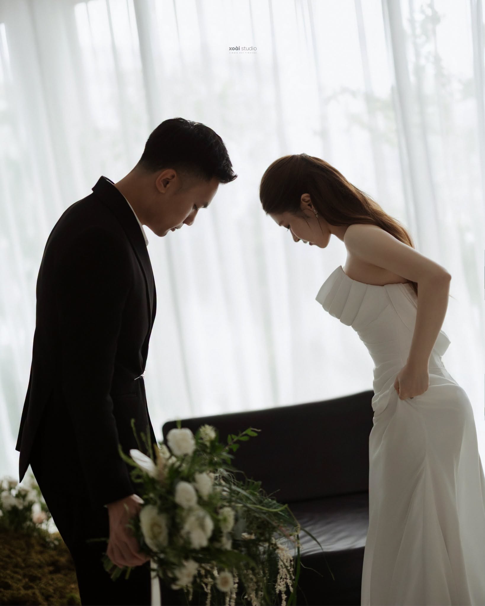 9 Kiểu Hôn Khi Chụp Ảnh Cưới Tự Nhiên, Không Gượng Gạo Cô dâu chú rể kề sát trán nhau khi tạo dáng cọ mũi trong buổi chụp ảnh cưới