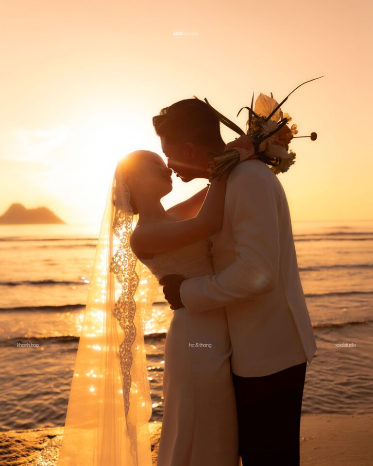 Hà và Thắng hôn nhau bên biển Ninh Vân trong ánh bình minh.